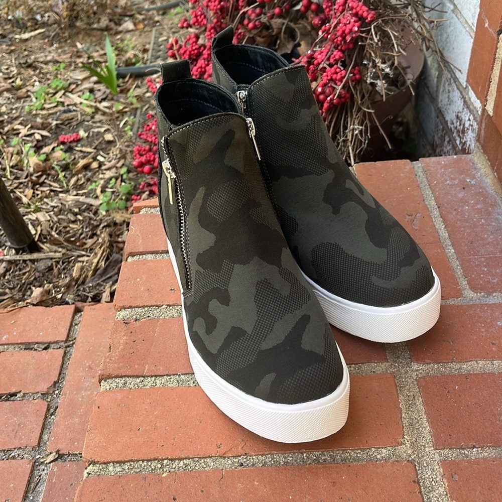 SODA Green and Black Camouflage Sneakers with built in wedge 8.5